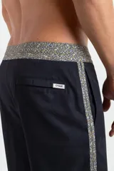 Short de baño O'Neill modelo Scallop Flower, color negro con detalles de estampa floral en la cintura, los laterales y el ruedo, y cordón ajustable.