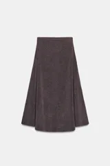 Falda de corte evasé confeccionada en tejido soft de tacto suave, con tiro medio y cintura elástica interior.