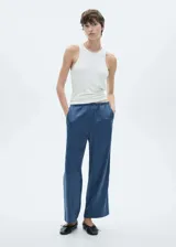 Pantalon de tiro alto con diseño recto y corte crop, confeccionado en tejido satinado fluido.
