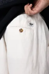 Bermuda de lino color beige, de corte recto y diseño relajado, con cintura elástica y bolsillos laterales.