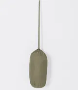 Campera puffer de poliamida color verde oliva, con cuello alto, cierre frontal y diseño acolchado horizontal.