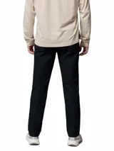 Pantalón largo negro de corte recto, con bolsillos laterales y traseros, confeccionado con mezcla de algodón elástico.