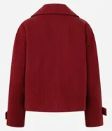 Abrigo corto tipo blazer de color bordó con estampa de espiga, cuello con solapas, cierre cruzado con dos botones y bolsillos ribeteados.