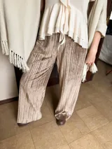 Palazzo de terciopelo plisado color marrón, de tiro alto y corte holgado con piernas anchas.