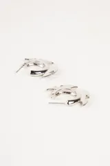 Par de aros plateados con forma de medio aro y apliques con forma de rayo.