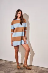 Vestido corto de tejido de punto con diseño de rayas horizontales anchas en color marrón y celeste. Presenta cuello redondo, mangas cortas y un delicado detalle de terminación con borde en tono rosado en mangas y ruedo.
