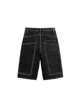 Bermuda de jean negro con efecto lavado, corte amplio, costuras expuestas y bolsillos traseros grandes.