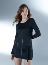 Body negro de manga larga con cuello redondo y tejido liso.