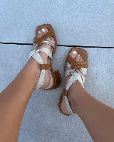 Sandalias de tacón bajo color marrón y plateado, con tiras cruzadas y punta cuadrada.