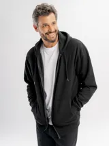 Campera de felpa negra con capucha, cierre frontal completo y bolsillos laterales. Diseño liso con puños y ruedo acanalados.