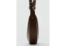 Bolso de hombro pequeño con diseño ovalado y textura granulada. Cuenta con cierre de cremallera superior, asa corta fija y herrajes metálicos en tono dorado.