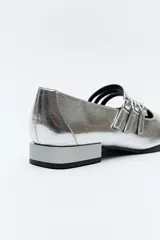 Zapato tipo Mary Jane de charol sintético color rojo, con punta cuadrada y triple tira con hebillas.