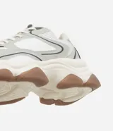 Championes chunky color blanco con detalles en gris y marrón. Confeccionados en PU con cierre de cordón y detalles ondulados.