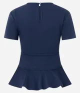 Blusa de punto roma color azul marino, con diseño estructurado, manga corta, recortes que definen la silueta, detalles de lazos decorativos en el frente y ruedo con volado peplum.