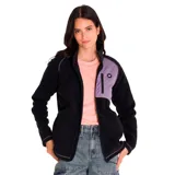 Campera polar negra para mujer, con cierre frontal completo, cuello alto y mangas largas. Presenta un bolsillo vertical con cierre en el pecho de color lila, con logo de la marca.