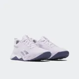 Championes de entrenamiento Reebok NFX para mujer, color violeta claro con detalles en violeta oscuro. Presentan parte superior de malla transpirable, entresuela de EVA y suela de goma con revestimientos laterales para mayor tracción.