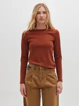 Camiseta de manga larga con cuello a la base, confeccionada en tejido acanalado de calce ajustado al cuerpo y diseño tipo crop.