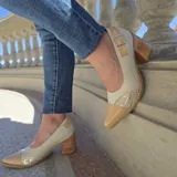 Zapatos de tacón ancho color blanco, con punta fina, hebilla lateral y tacón efecto madera.