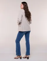 Blazer de lino y algodón color beige con diseño de rayas diplomáticas blancas, solapa clásica, cierre de un botón frontal y bolsillos laterales con solapa.