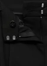 Pantalon de vestir negro de corte recto y tiro medio, con detalle de pinzas en la cintura, bolsillos laterales y cierre oculto.
