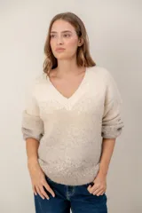 Sweater de punto con escote en V, diseño de mangas largas y efecto degradado que transiciona de un tono crema en la parte superior a un tono beige en la parte inferior.