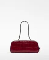 Bolso tipo bowling Mica de piel bovina, color rojo oscuro, con grabado efecto cocodrilo. Presenta un compartimento principal con cierre de cremallera, bolsillo interior con cierre y asas de hombro.