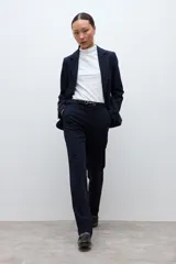 Blazer clásico de corte entallado, color negro, con cierre frontal de un botón, solapas de muesca y bolsillos laterales con solapa.