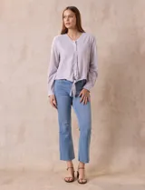 Blusa blanca de algodón marca Dash, con escote en V, abertura con botones, mangas 3/4 regulables con presilla y ruedo anudado.