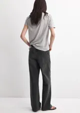 Jeans de tiro medio con diseño de pernera recta y estilo vaquero clásico. Cuenta con cinco bolsillos, trabillas para cinturón y cierre frontal con botón y cremallera.