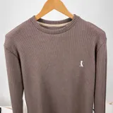 Buzo marrón de tejido waffle con cuello redondo y logo bordado en el pecho.