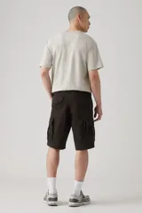 Short cargo color marrón oscuro, de corte recto y bolsillos laterales con solapa en las piernas.