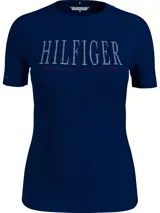 Remera Tommy Hilfiger azul marino de algodón, con cuello redondo, corte slim y mangas cortas. Presenta un monotipo "Hilfiger" impreso en el pecho en blanco y detalles distintivos de la marca.