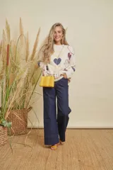 Jeans vaqueros de tiro medio-alto y pierna ancha y recta, con acabado de bota manga.