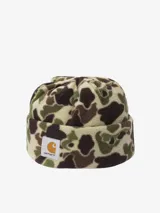 Gorro tipo beanie Carhartt de tejido polar con estampado de camuflaje. Presenta un parche rectangular con el logo de la marca en el frente.