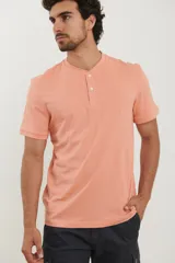 Remera tipo henley de manga corta, color beige, con cuello redondo y cartera de botones frontal.