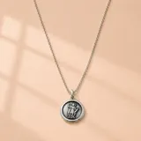 Collar de plata 925 con cadena de eslabones y dije circular con relieve de San Expedito.