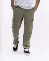 Pantalón cargo negro con bolsillos laterales con solapa, corte recto y cintura elástica.