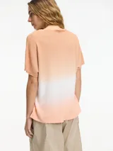 Remera blanca de punto con escote en V y pespuntes a contratono.