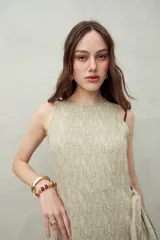 Vestido largo azul con estampado de flores blancas, sin mangas y con bolsillos laterales. Confeccionado en mezcla de lino y viscosa.