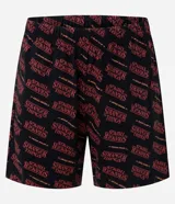 Pijama masculino de algodón compuesto por una remera de manga corta con estampa frontal de Stranger Things y un short con cintura elástica y estampado de la serie.