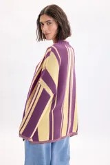 Sweater de punto con diseño de rayas verticales en tonos violeta y amarillo, de cuello redondo y mangas largas.