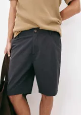 Bermuda de corte chino en color azul, con cierre frontal y bolsillos laterales.