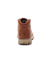 Bota de caña media Caterpillar modelo Elude, confeccionada en cuero impermeable color marrón. Presenta cierre de cordones, cuello acolchado, logo de la marca grabado en el lateral y suela de goma dentada en tono beige para mayor tracción.