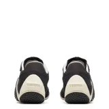 Championes urbanos Merrell modelo Relay Fly Vent Se, color negro con detalles en blanco crema. Presentan un diseño aerodinámico con refuerzos de gamuza y una distintiva letra M en el lateral, combinando estilo deportivo con funcionalidad urbana.