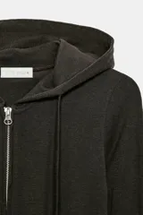 Sudadera cropped de punto con cierre frontal de cremallera metálica, capucha ajustable con cordones y mangas largas con puños en rib.