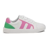 Championes deportivos de mujer, color blanco, con detalles en rosa y verde. Presentan cordones blancos y suela de goma texturizada.