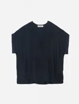 Blusa de poliéster color azul marino, con escote en V y mangas cortas con dobladillo.