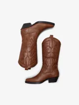 Botas de caña alta estilo texano, color marrón, con diseño bordado pespunteado, punta perfilada y taco bajo.