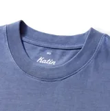 Remera de algodón de corte holgado con cuello redondo y mangas cortas, en color azul.