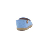 Zapatilla casual Moleca para mujer, tipo alpargata baja de color amarillo, con perforaciones en toda la capellada para mayor ventilación, suela texturizada tipo yute y detalle de aplique marrón con un corazón metálico en el talón.